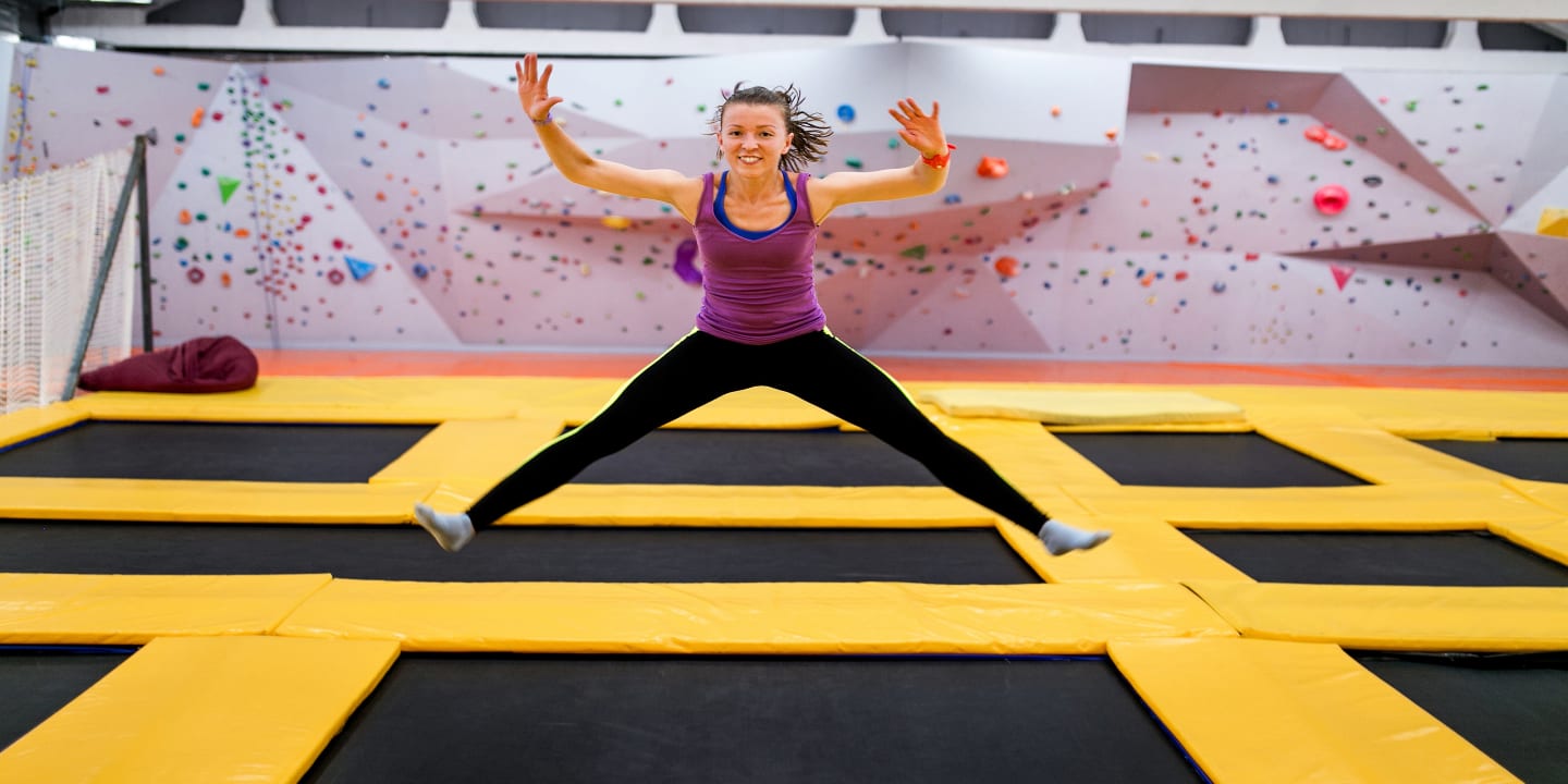 fille en extension au-dessus d'un trampoline